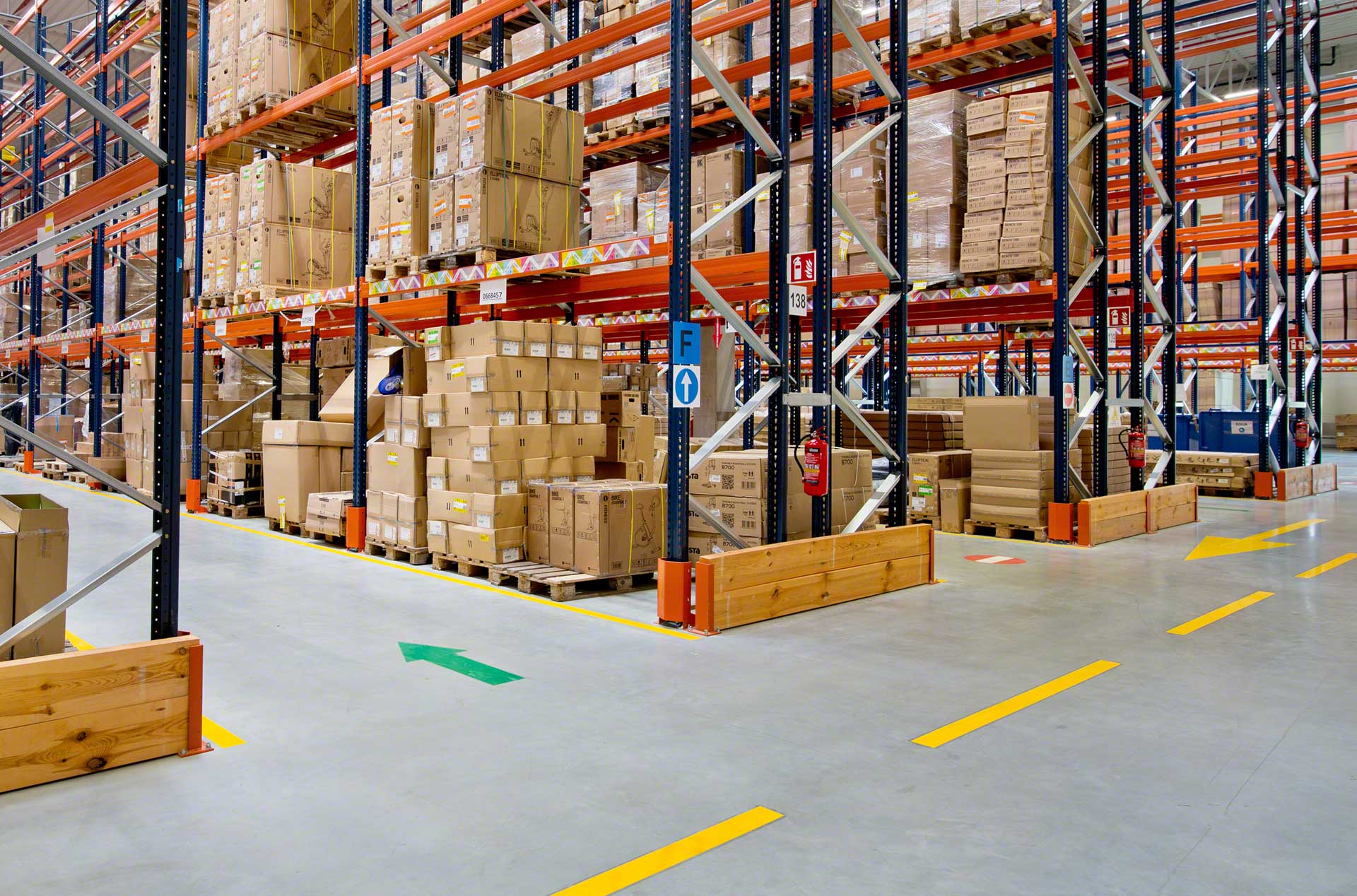 Señalización en el almacén: seguridad y protección para operarios y mercancía