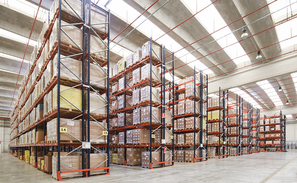 Mecalux ha suministrado un total de 32 estanterías convencionales dobles de 8,5 m de altura en tres áreas del centro logístico