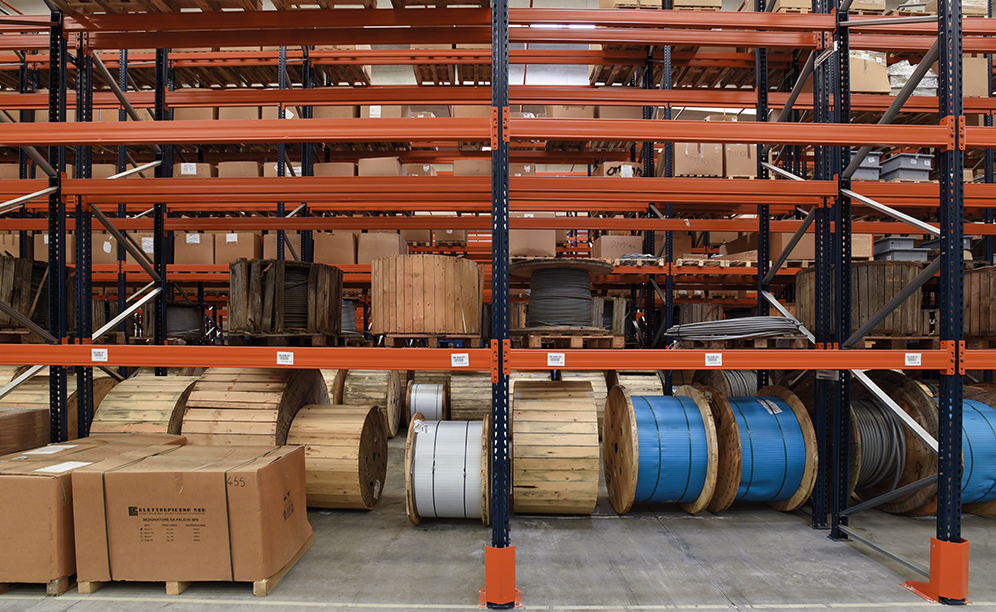 Los palets se colocan en los niveles superiores de las estanterías, destinando los inferiores al almacenaje de productos voluminosos como bobinas de cables