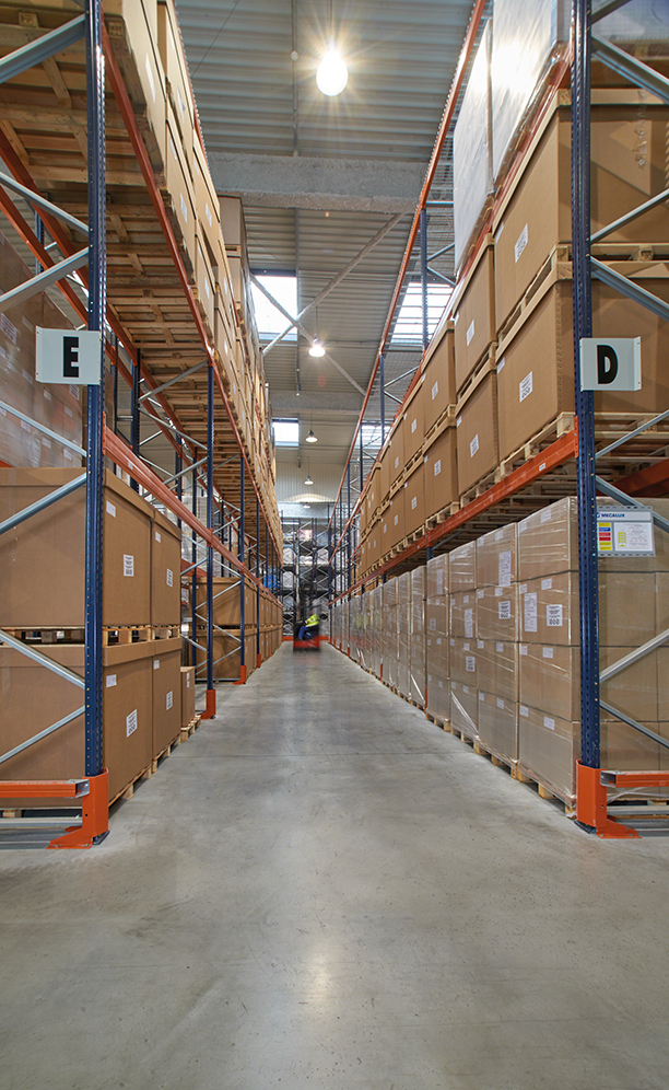 Las estanterías convencionales posibilitan acceder de forma directa a todos los productos, además de disponer de pasillos, servidos por carretillas retráctiles