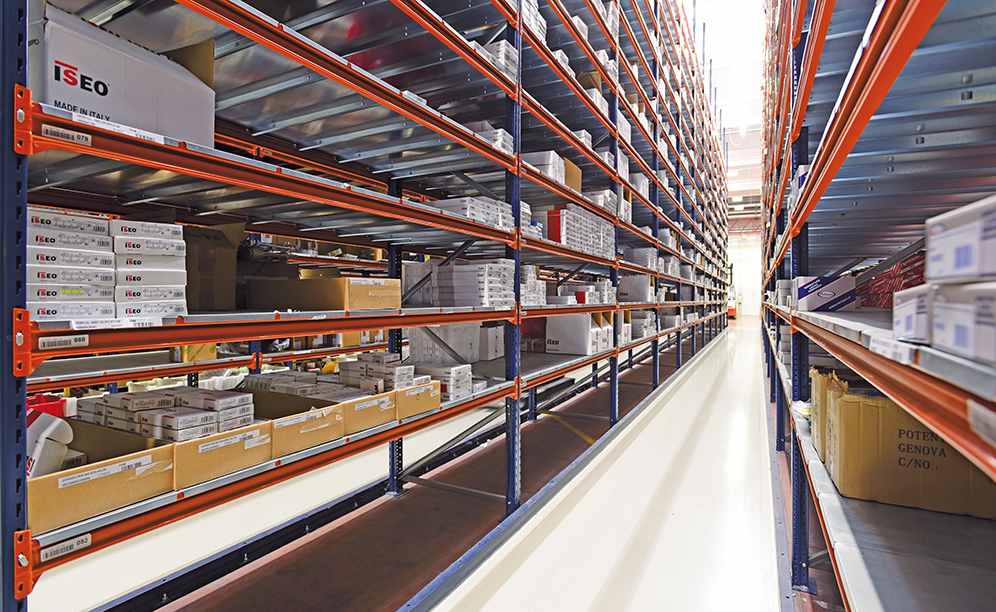 Las estanterías están formadas por 16 niveles con estantes metálicos galvanizados destinados al almacenaje de la mercancía de menor tamaño