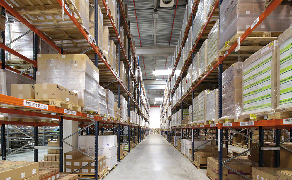 El resto del almacén se compone de estanterías de paletización convencional de hasta seis niveles de altura, destinadas a los productos más voluminosos