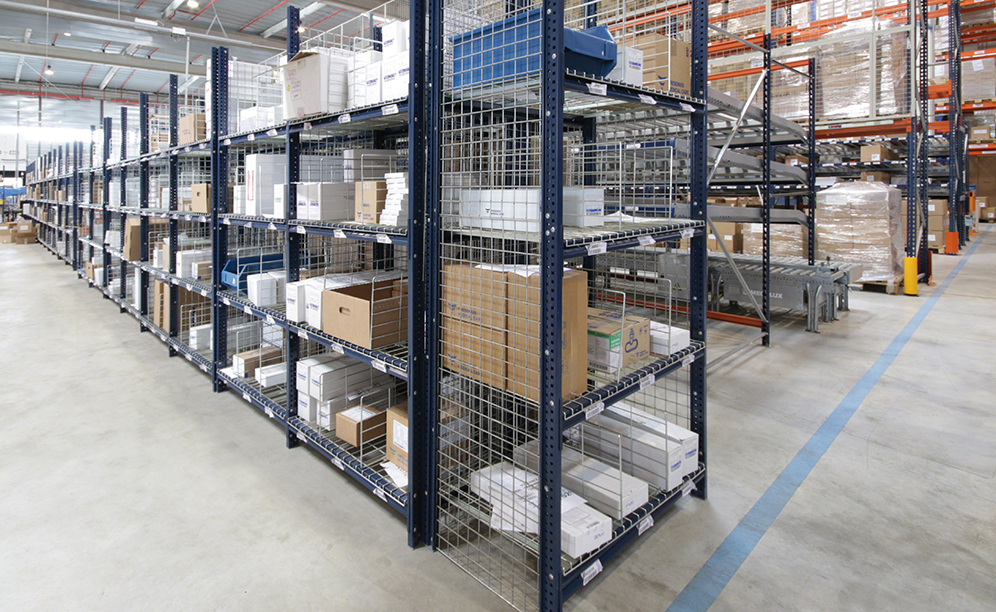También se ha habilitado una estantería para cargas ligeras, con estantes y separada por niveles, para los productos de menor consumo y de tamaño pequeño