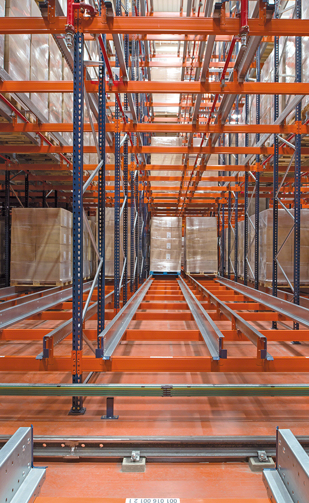 Las estanterías, con cuatro niveles de carga de 3 m de altura cada uno y una profundidad de entre 10 y 13 palets por canal, ofrecen una capacidad total de más de 5.500 palets
