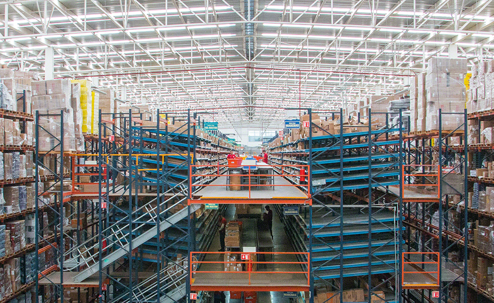 Mecalux ha suministrado e instalado un almacén cuyo núcleo central son dos torres de picking de tres plantas donde preparar los pedidos
