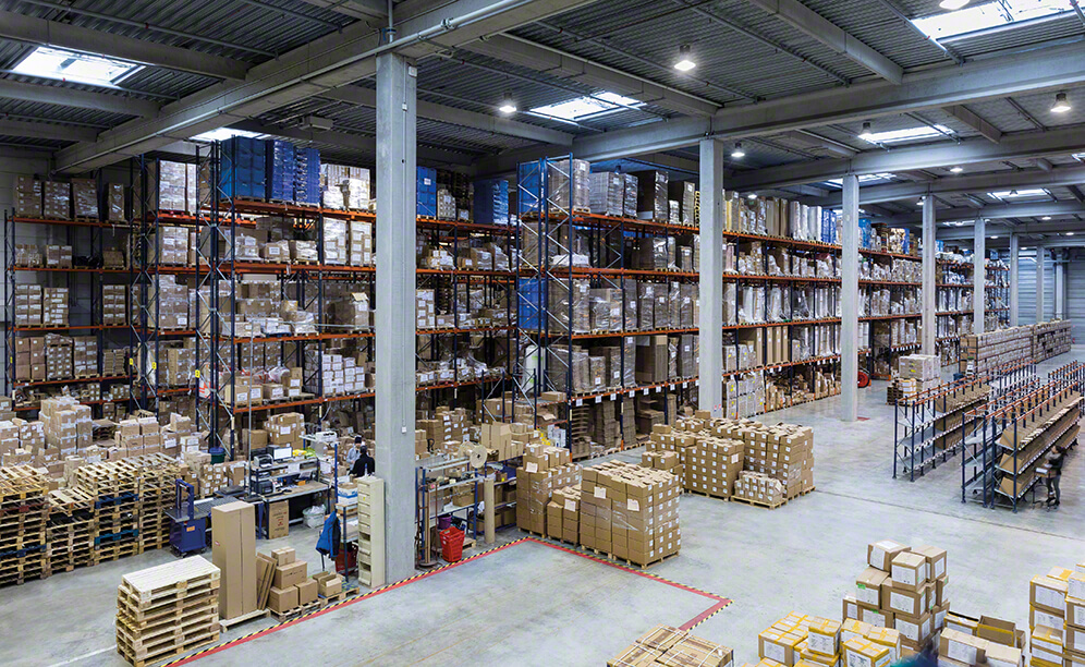 En un lateral de la instalación, se encuentran las estanterías de paletización convencional, donde se aloja la mercancía de mucho volumen y la reserva de los productos con una alta rotación