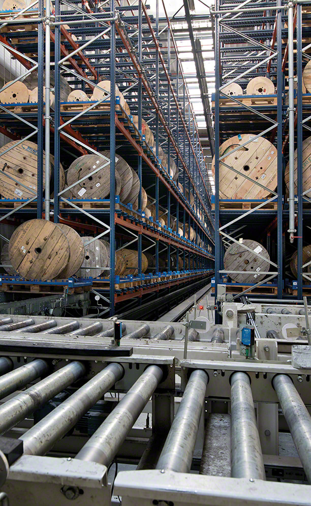 Las estanterías para bobinas son capaces de almacenar hasta 1.200 palets de un peso unitario máximo de 1.200 kg.