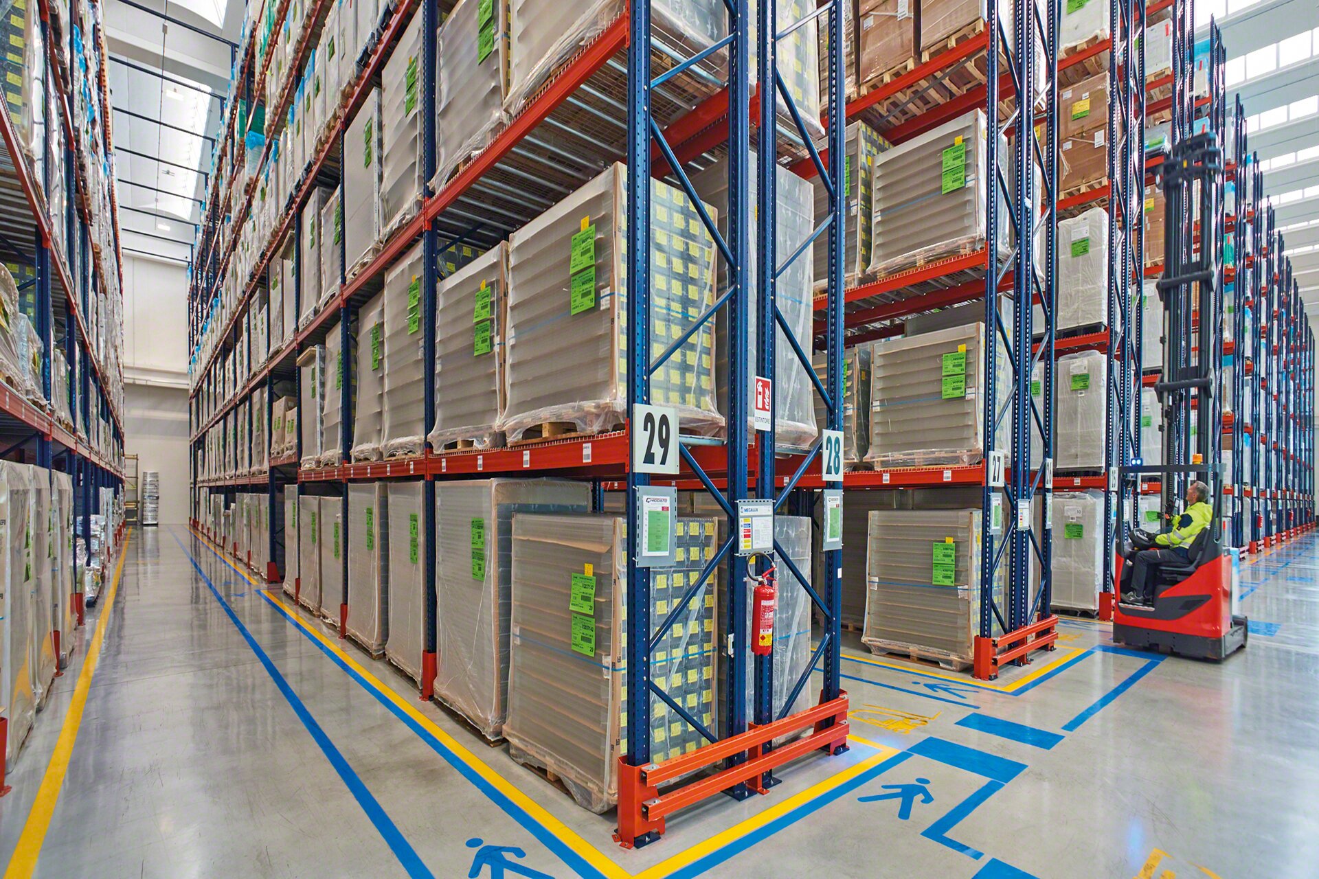 La señalización viaria en los pasillos de trabajo refuerza la seguridad de la instalación en un almacén de palets