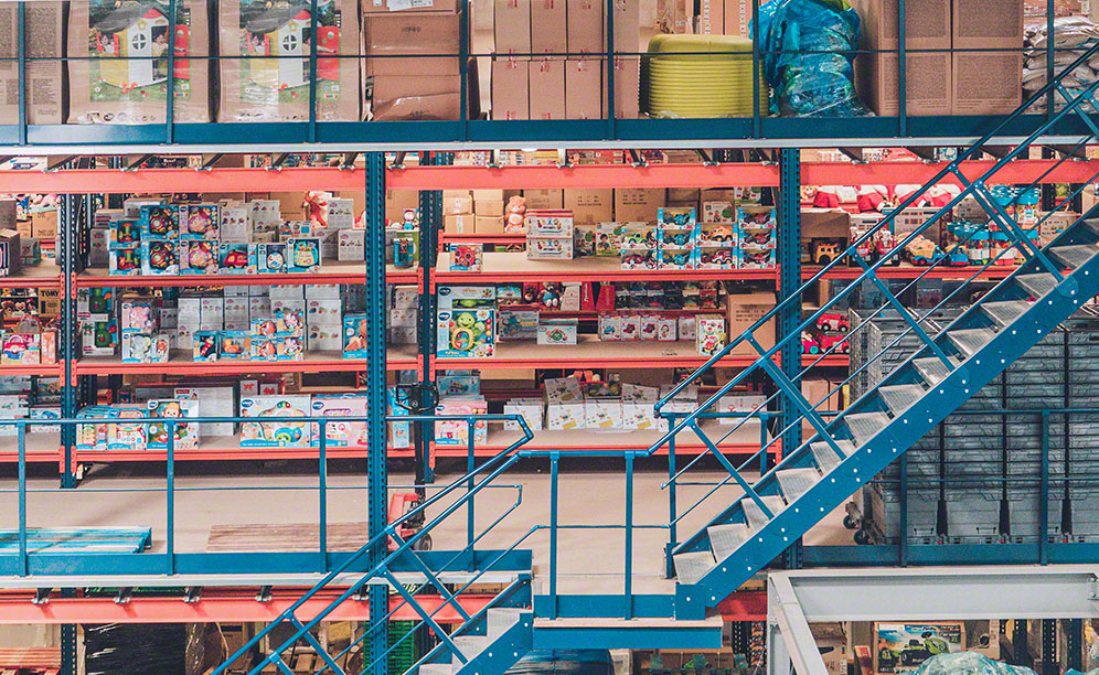 Almacén con varios sistemas de almacenaje para los supermercados de E.Leclerc Almacén con varios sistemas de almacenaje para los supermercados de E.Leclerc