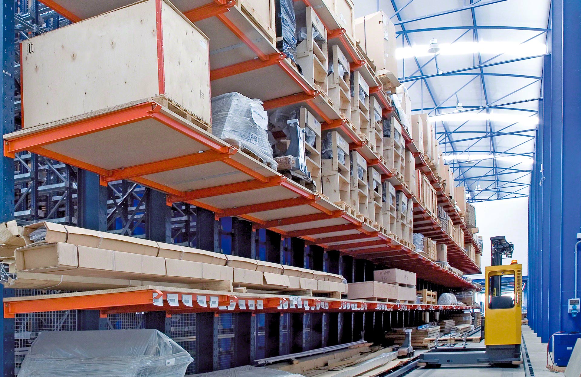La colocación de estantes corridos de madera sobre los brazos de las cantilever permite el almacenaje de cargas paletizadas