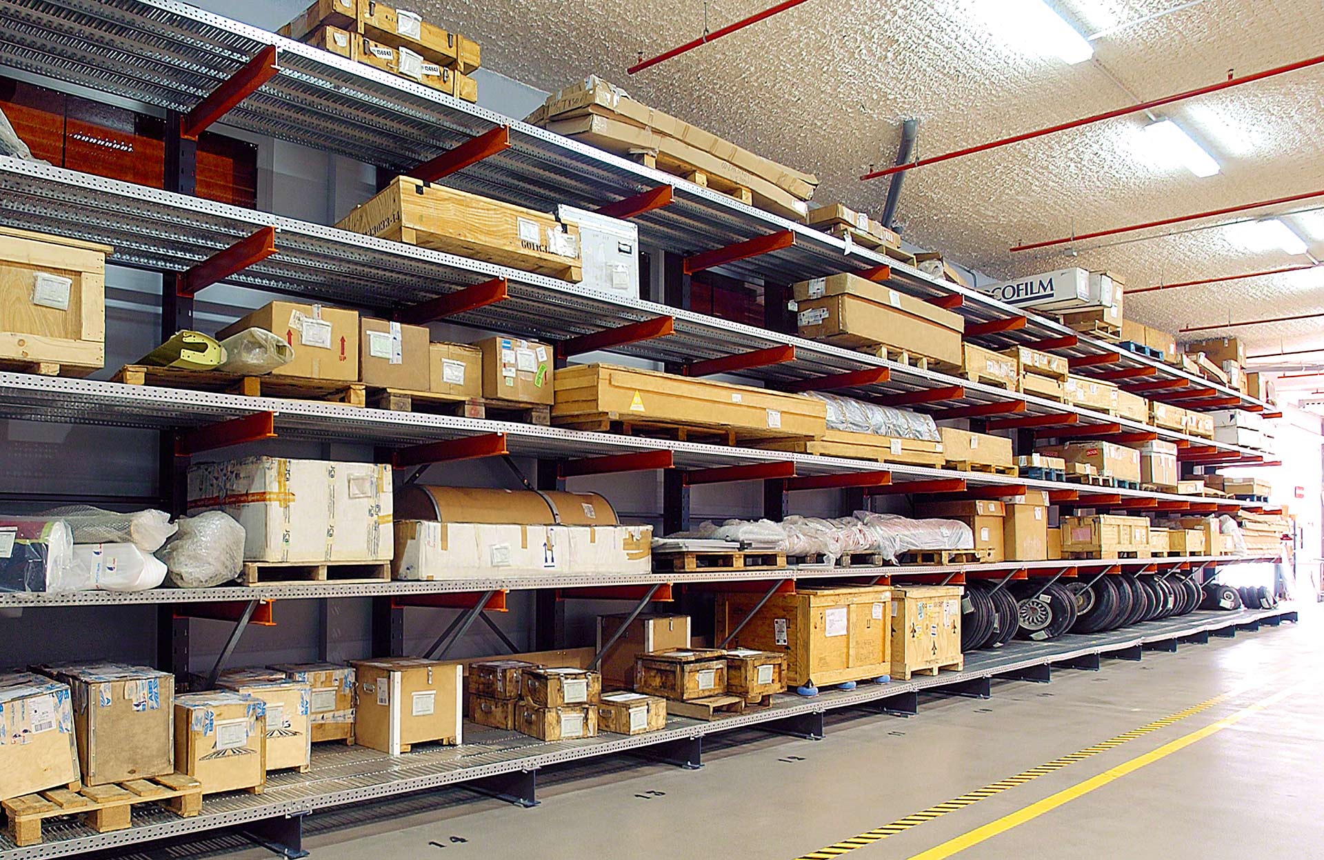 Los estantes corridos metálicos diversifican el tipo de mercancías que pueden almacenarse en una cantilever