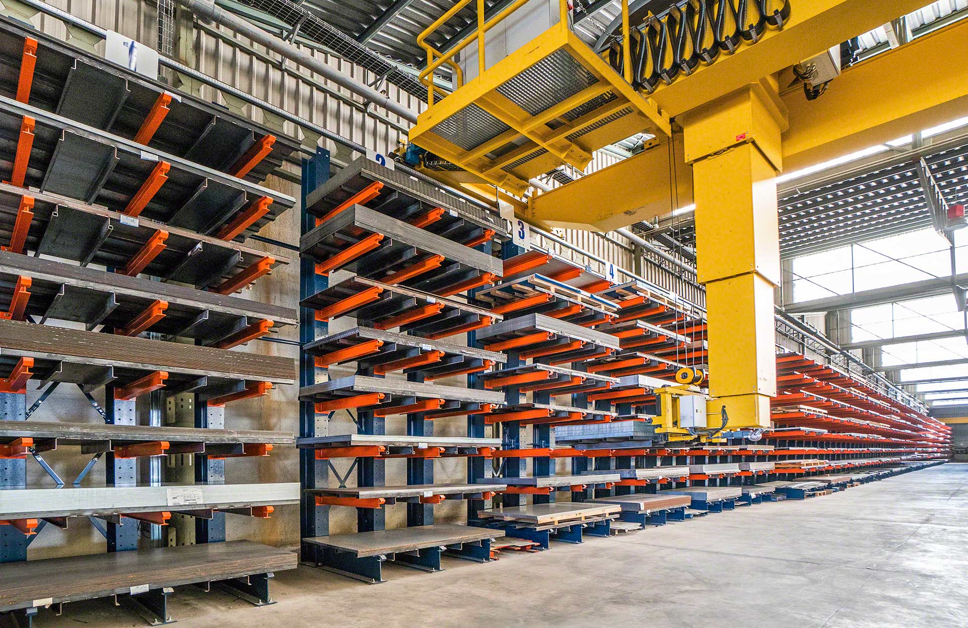 La utilización de puentes grúa automáticos dinamiza la carga y descarga de en un almacén con cantilever
