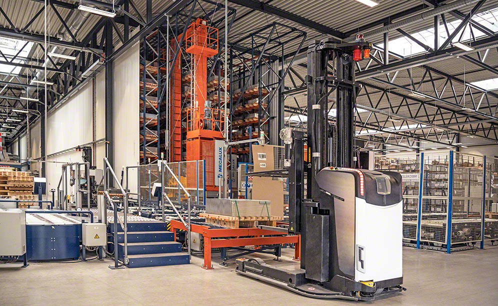 Vehículos automáticos AGV de Blechwarenfabrik que conectan almacén con producción