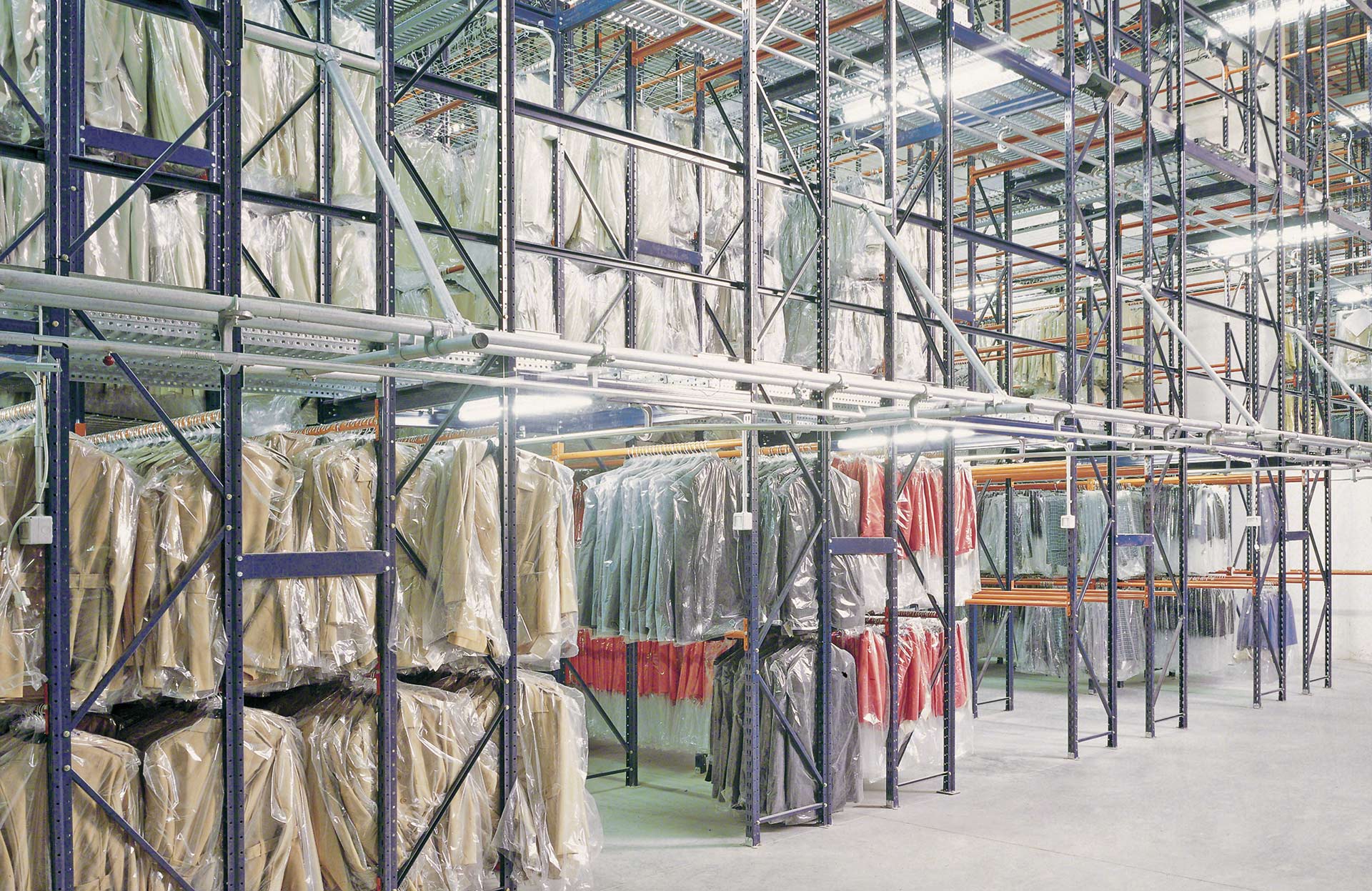 Las estanterías con pasarelas elevadas suelen utilizarse para almacenar prendas colgadas