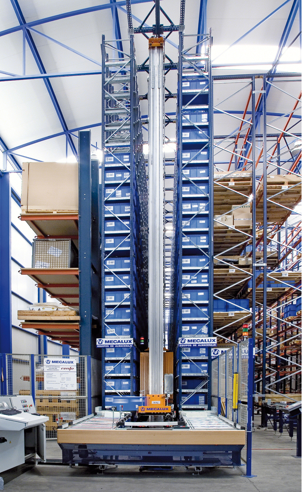 Un transelevador es el responsable de transportar las cajas entre los puestos de preparación de pedidos y las ubicaciones en las estanterías de simple profundidad