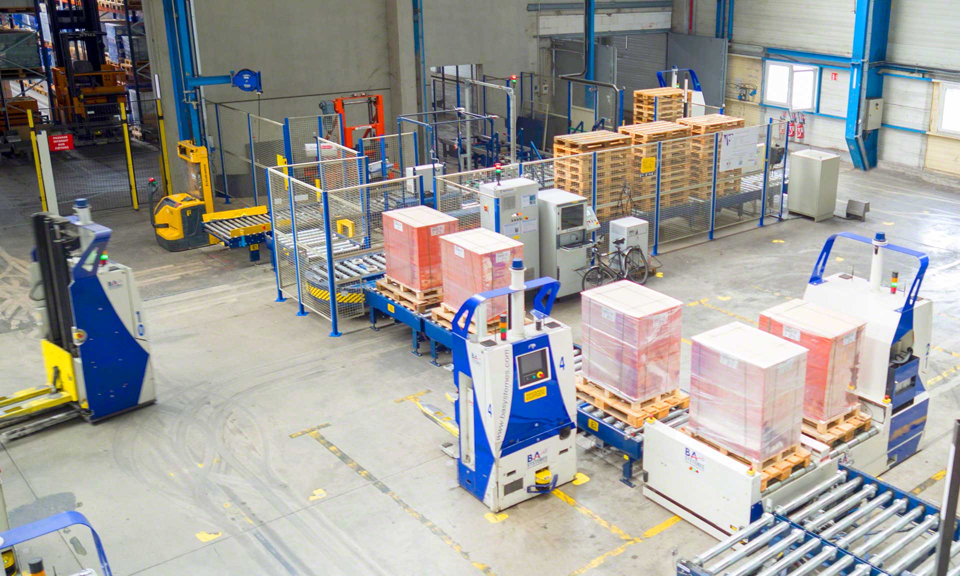 Las carretillas automatizadas dinamizan el transporte interno de mercancía de un almacén